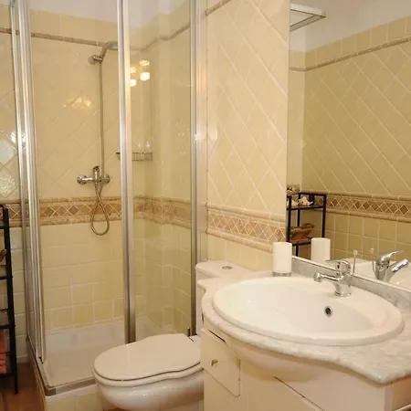 Panoramic, Striking Seaviews, 2 Bedroom,2 Bathroom, Pool, Seafront Apartment. *