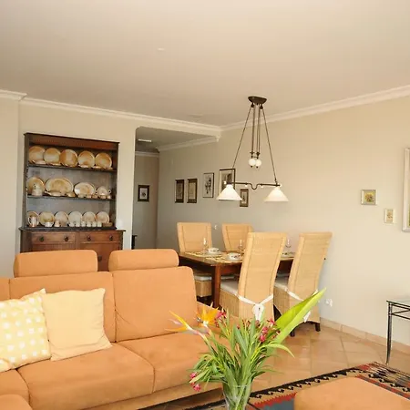 Panoramic, Striking Seaviews, 2 Bedroom,2 Bathroom, Pool, Seafront Apartment. *